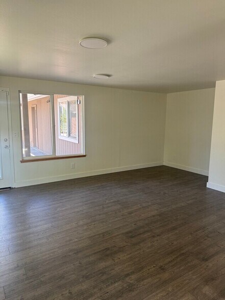 More Photos Of 909 SE 2nd St, Bend Office For Sale