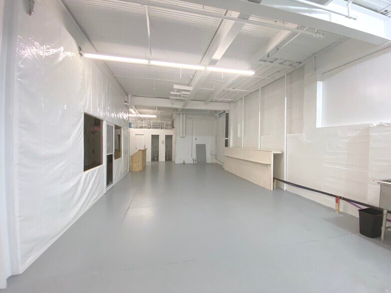 More Photos Of 2424 Rue Des Carrières, Montréal Light Manufacturing For Lease