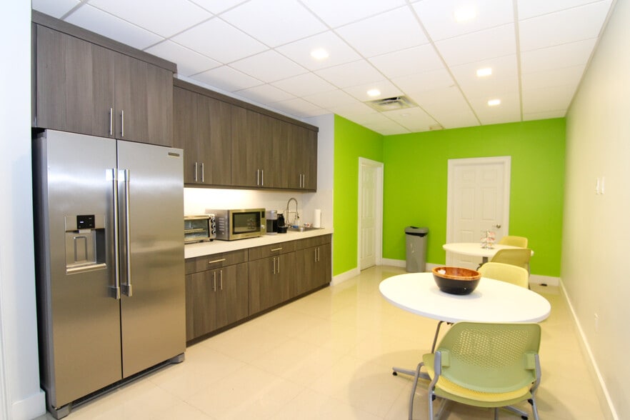 More Photos Of 8111-8119 NW 33rd St, Miami Warehouse For Sale