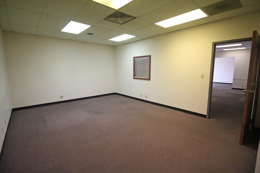 More Photos Of 5121-5125 Executive Blvd, Fort Wayne Warehouse For Lease