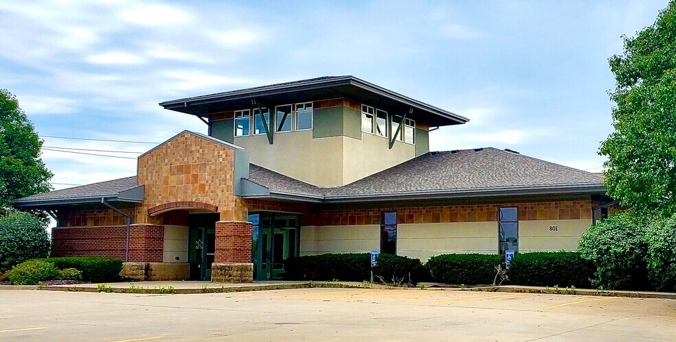 More Photos Of 801 NW 25th St, Topeka Bank For Sale