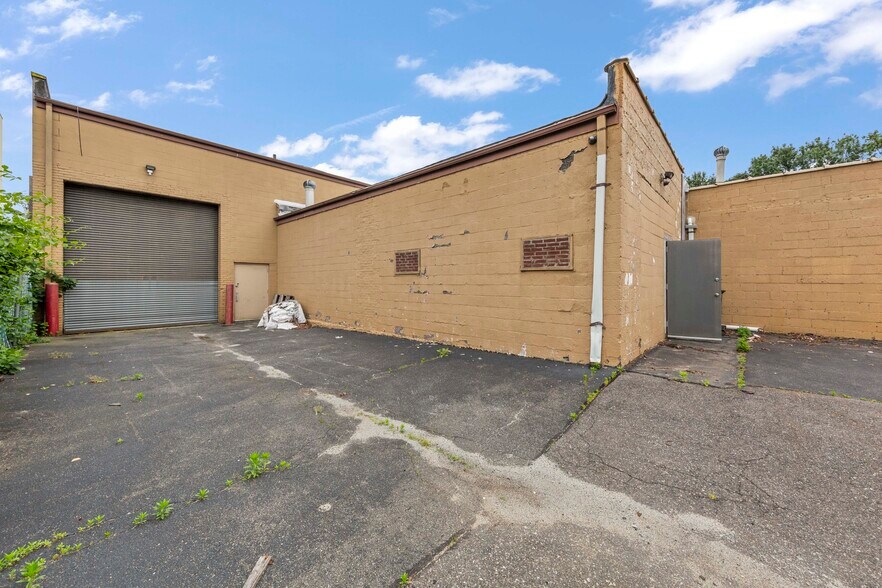 More Photos Of 625-633 W Merrick Rd, Valley Stream Warehouse For Lease