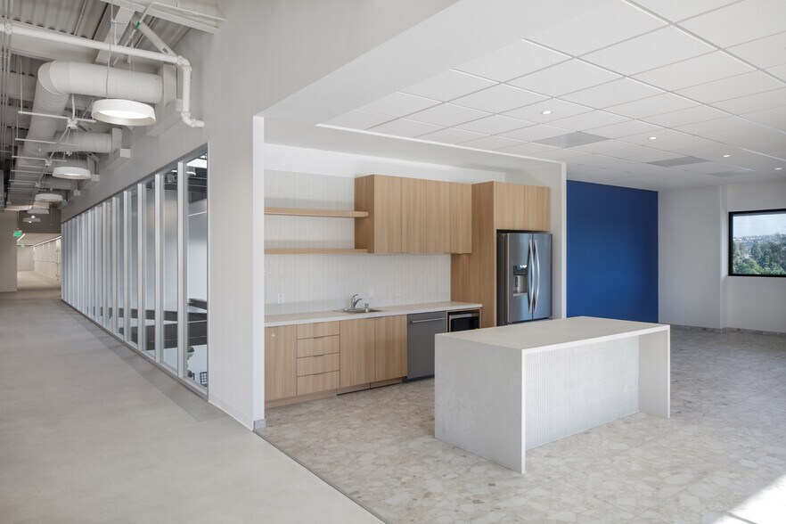 More Photos Of 2051 Palomar Airport Rd, Carlsbad Research And Development For Lease