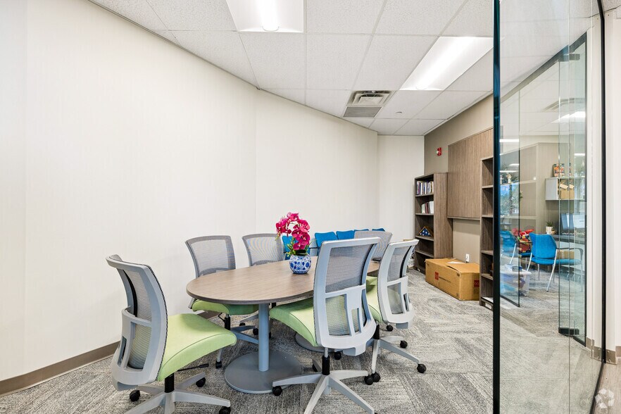 More Photos Of 8910 Purdue Rd, Indianapolis Office For Sale