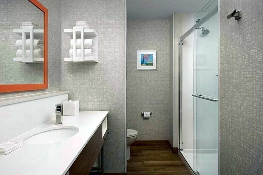 More Photos Of 109 N State Ave, Warroad Hotel For Sale