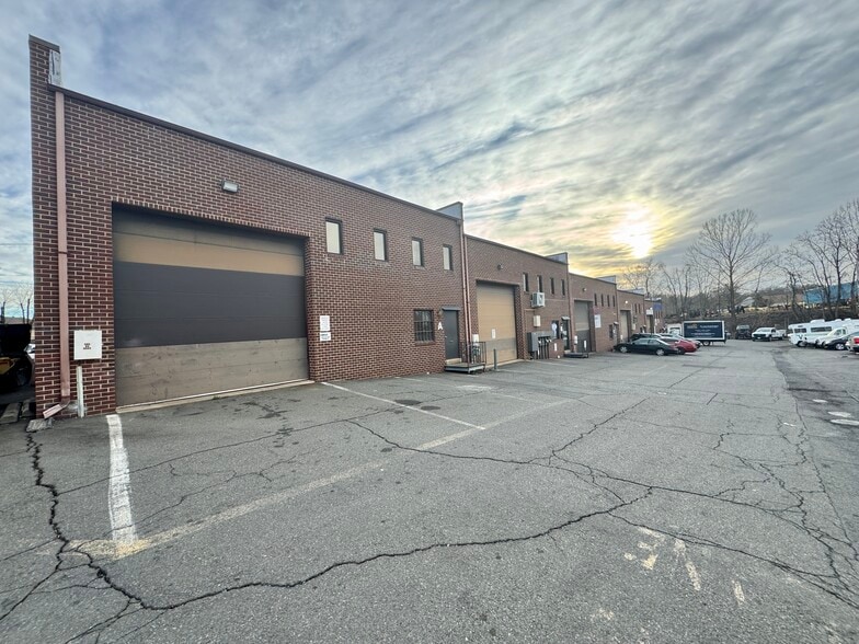 Primary Photo Of 8393 Euclid Ave, Manassas Park Warehouse For Lease
