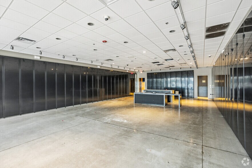 More Photos Of 4147-4275 167th St, Country Club Hills Unknown For Lease