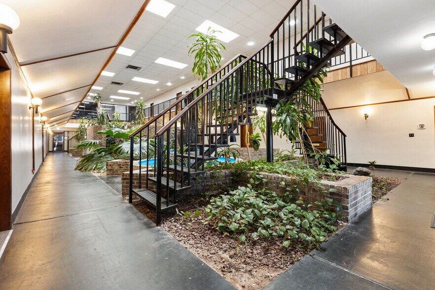 More Photos Of 1900 N Macarthur Blvd, Oklahoma City Office For Sale