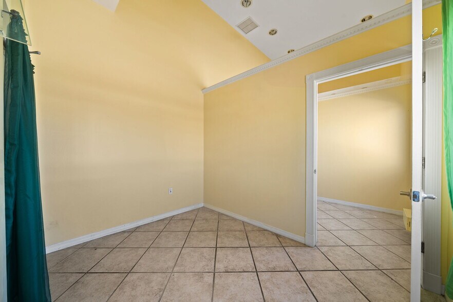 More Photos Of 430 S Dixie Hwy, Miami Office For Lease