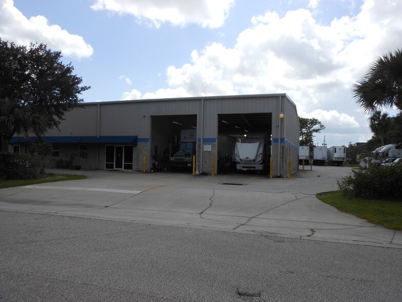 More Photos Of 1325 Yorktown St, Deland Warehouse For Lease