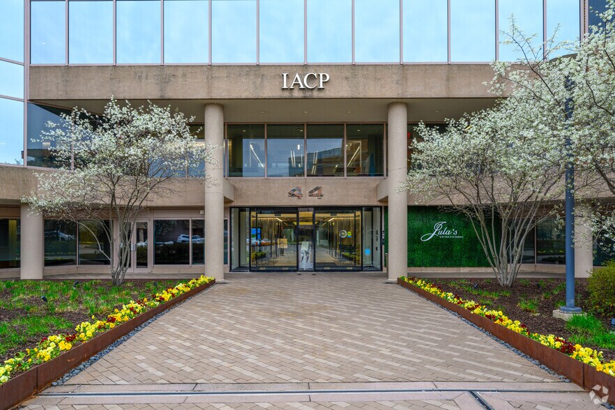 More Photos Of 44 Canal Center Plz, Alexandria Office For Lease