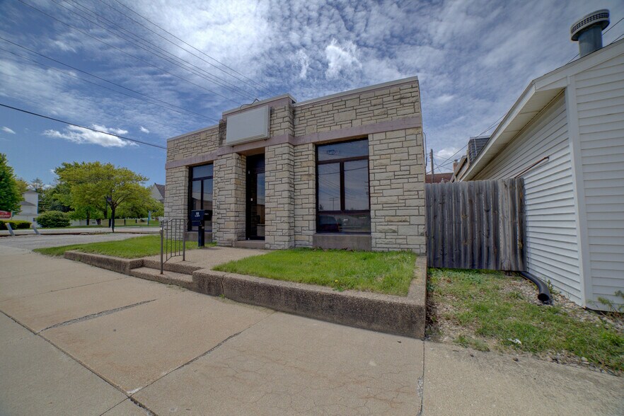 More Photos Of 109 S 2nd St, Watseka Office For Sale