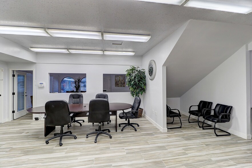 More Photos Of 5901 W Indian School Rd, Phoenix Medical For Sale