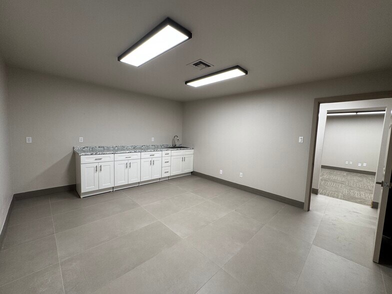 More Photos Of 3745 E Wier Ave, Phoenix Warehouse For Lease