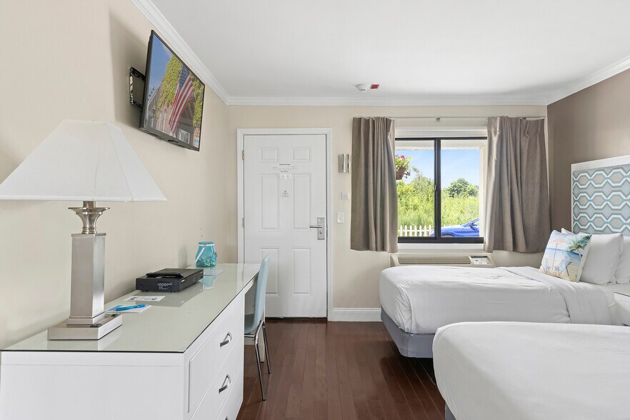 More Photos Of 53 W Tiana Rd, Hampton Bays Hotel For Sale