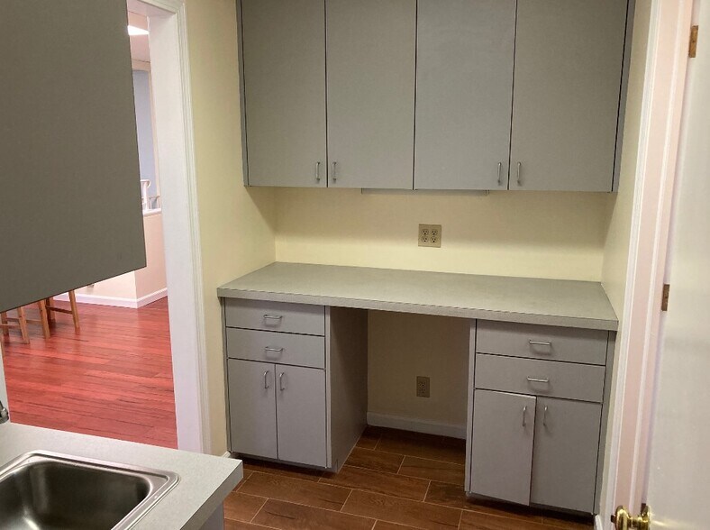 More Photos Of 531-535 W Main St, Norwich Medical For Sale