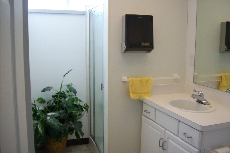 More Photos Of 23030 Mooney St, Farmington Medical For Lease