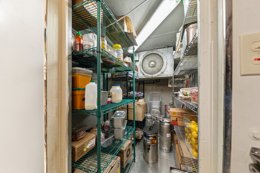 More Photos Of 320 W College St, Pulaski Fast Food For Sale