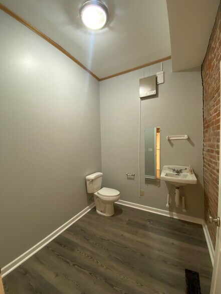 More Photos Of 2514 College Ave, Alton Specialty For Lease