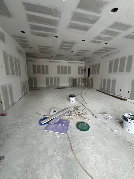 More Photos Of 112 Kingsland Ave, Brooklyn Auto Repair For Lease