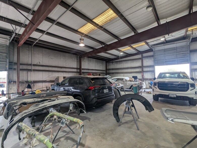 More Photos Of 5320 W Parkway St, Groves Industrial For Sale