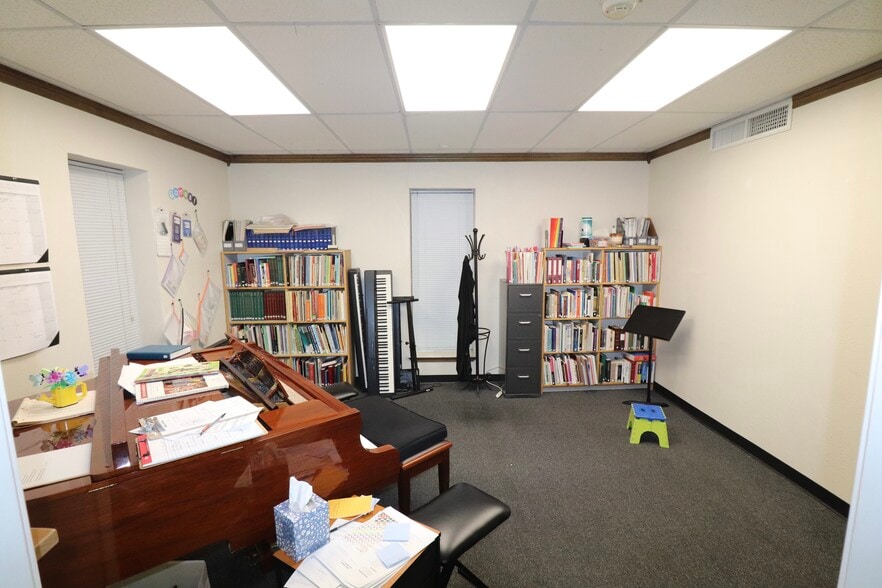 More Photos Of 2912 Lakeside Dr, Oklahoma City Office For Sale