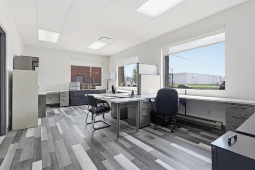 More Photos Of 8905 Boul Henri-Bourassa O, Saint-Laurent Showroom For Sale