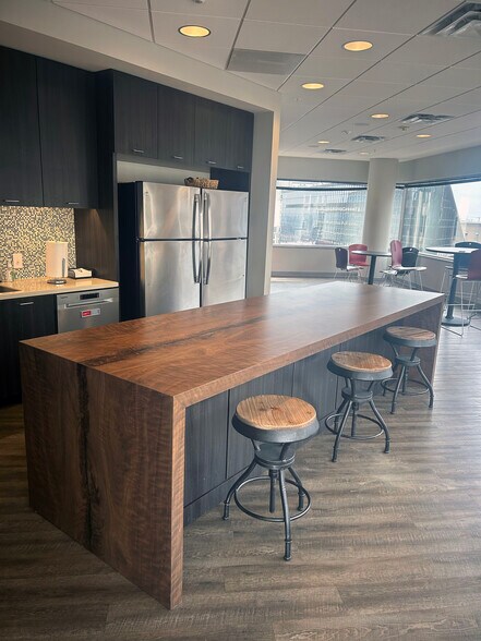 More Photos Of 101 N Tryon St, Charlotte Office For Lease