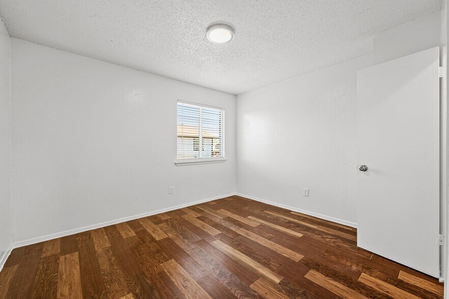 More Photos Of 6913 Wentworth Dr, Austin Multifamily For Sale