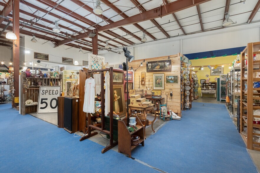 More Photos Of 3128 Ne Highway 101, Lincoln City Storefront For Sale