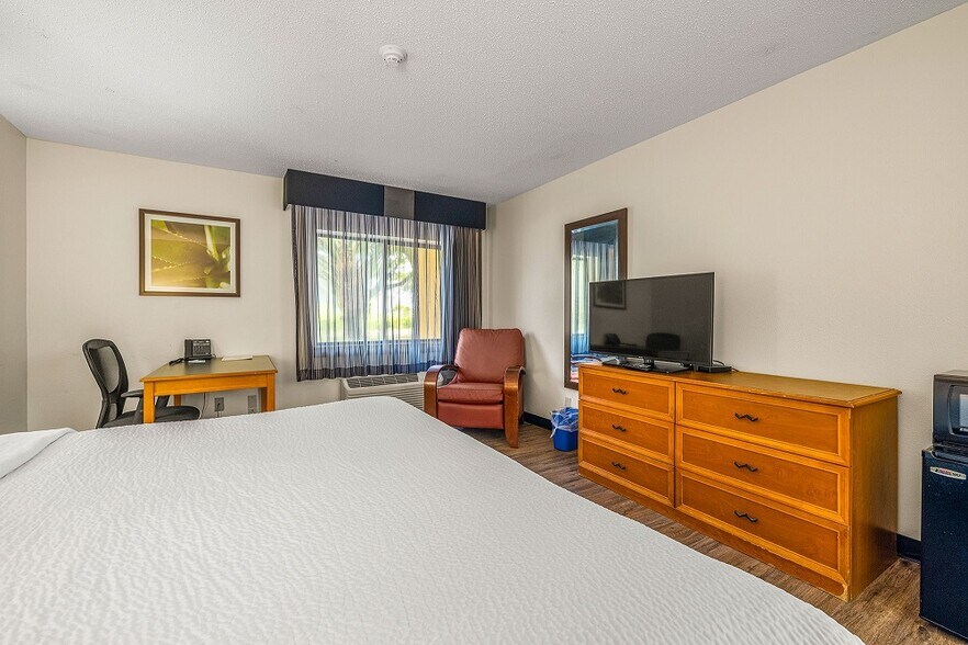 More Photos Of 602 S Falkenburg Rd, Tampa Hotel For Sale
