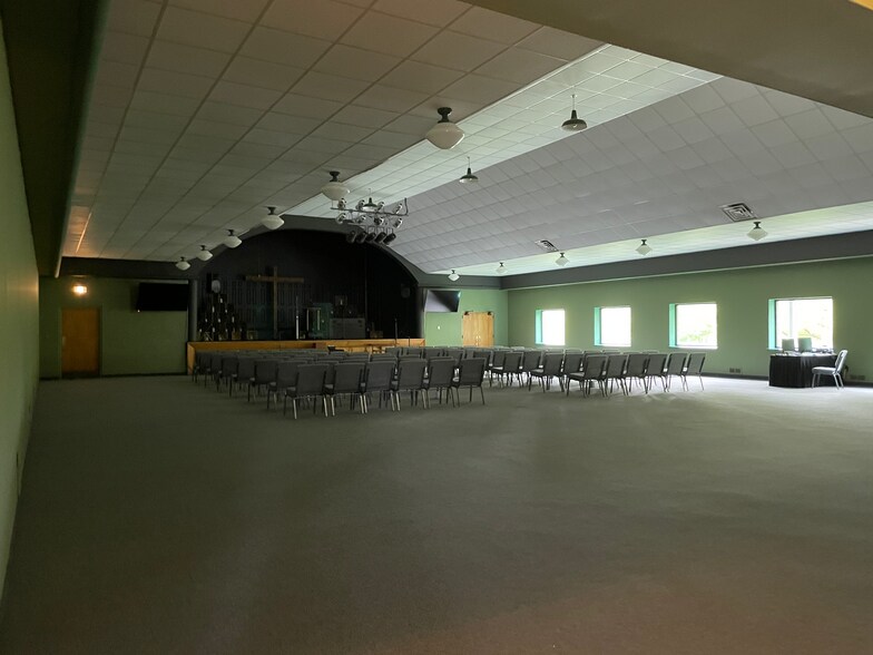 More Photos Of 448 Prospect St, Combined Locks Bar For Sale