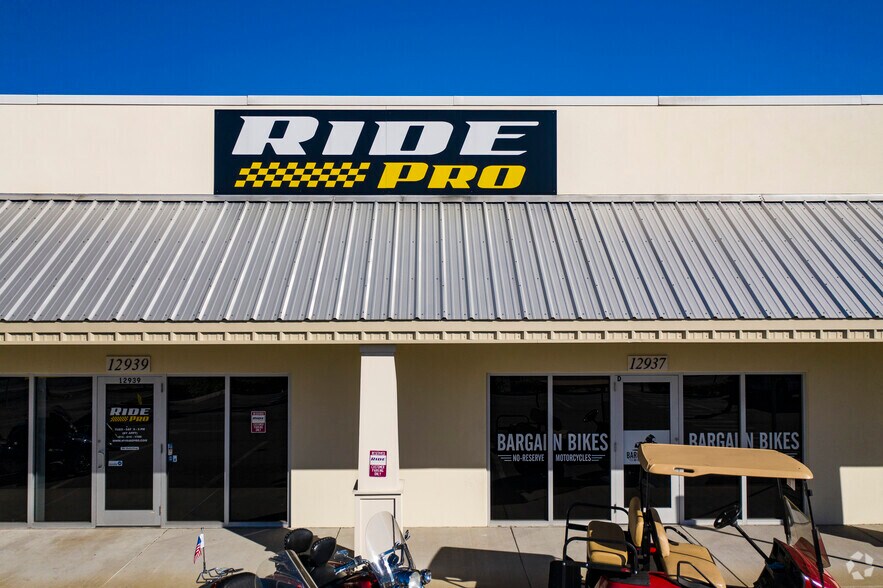 More Photos Of 12911-12921 N Nebraska Ave, Tampa Flex For Lease