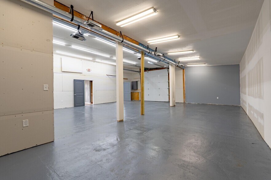 More Photos Of 414 Highway 42, Osage Beach Flex For Lease