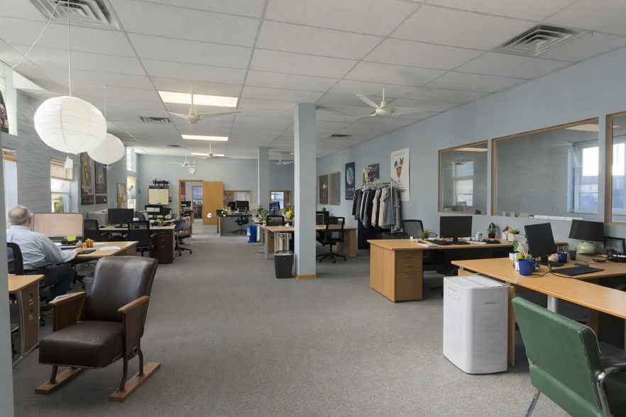 More Photos Of 5527-5543 N Broadway St, Chicago Loft Creative Space For Lease