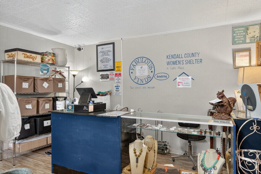 More Photos Of 930 N School St, Boerne Office For Sale