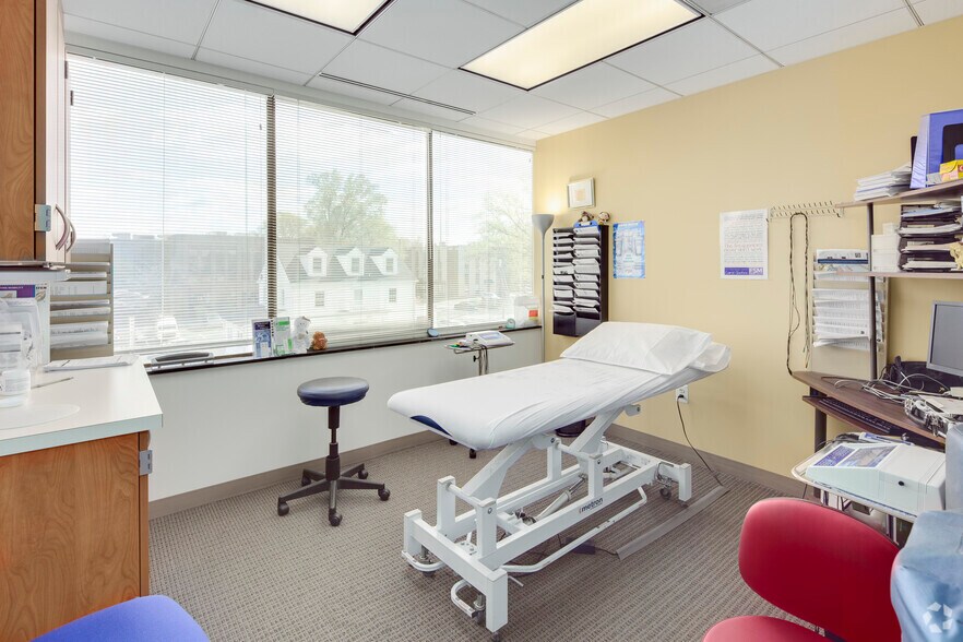 More Photos Of 6829 Elm St, McLean Medical For Lease