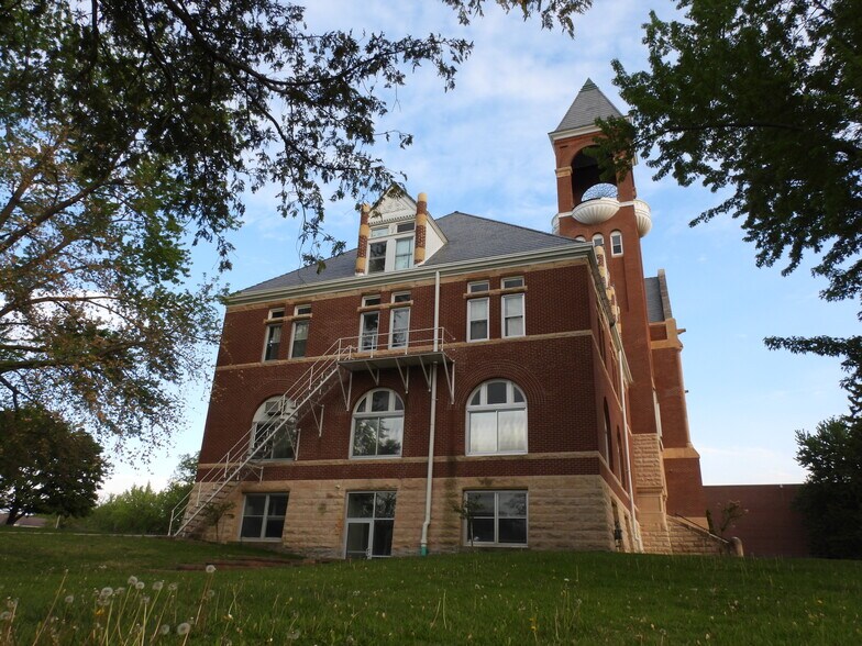 More Photos Of 315 S Grove Ave, Owatonna Schools For Sale