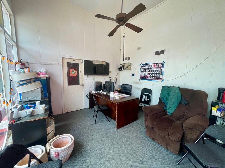 More Photos Of 300 W Pinecrest Dr, Marshall Auto Repair For Sale