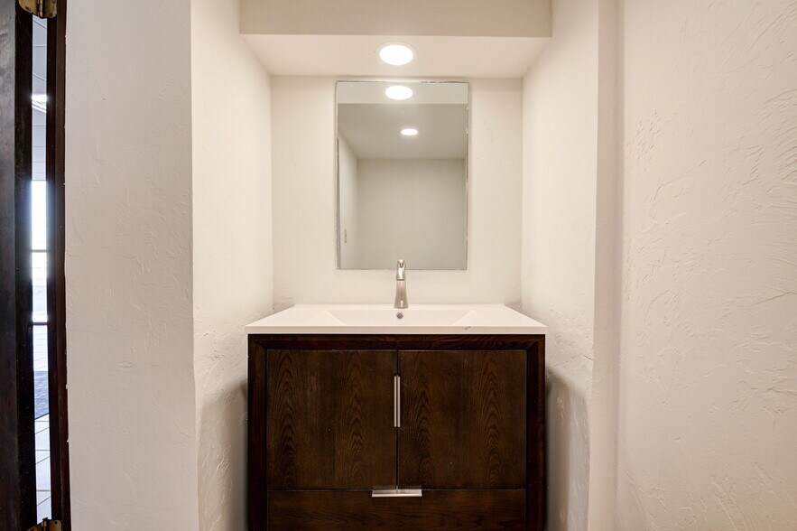 More Photos Of 1008 W Main St, Oklahoma City Office For Lease