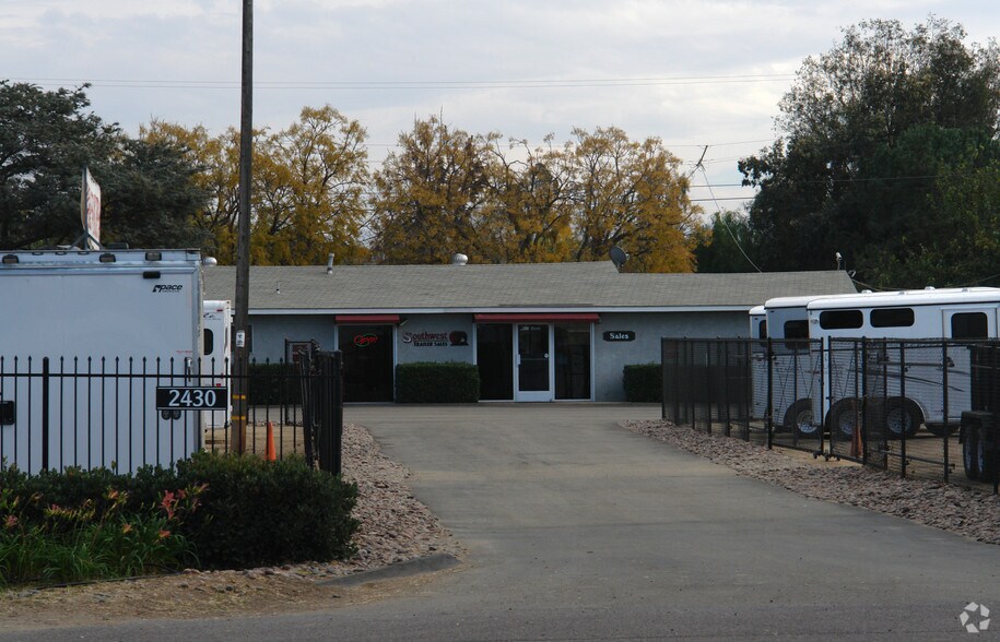 More Photos Of 2430 Main St, Ramona Service For Lease