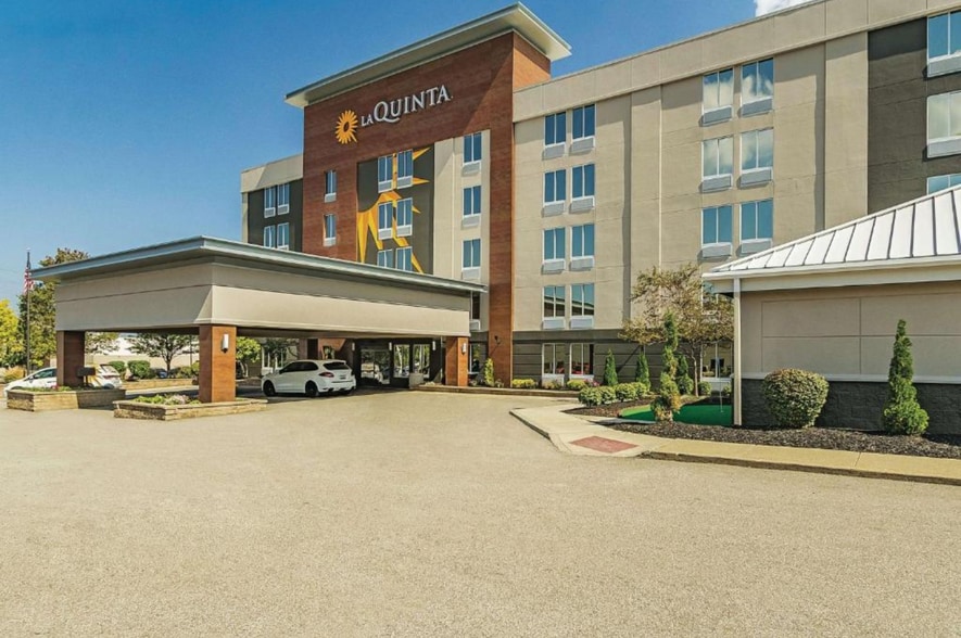 More Photos Of 25105 Country Club Blvd, North Olmsted Hotel For Sale