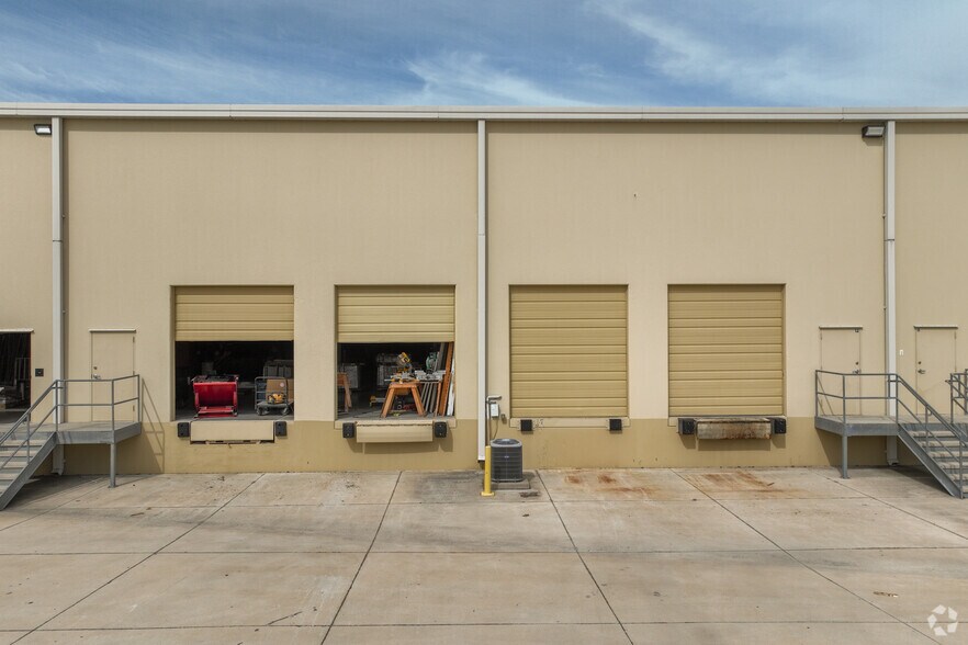More Photos Of 2251 Lynx Ln, Orlando Warehouse For Lease