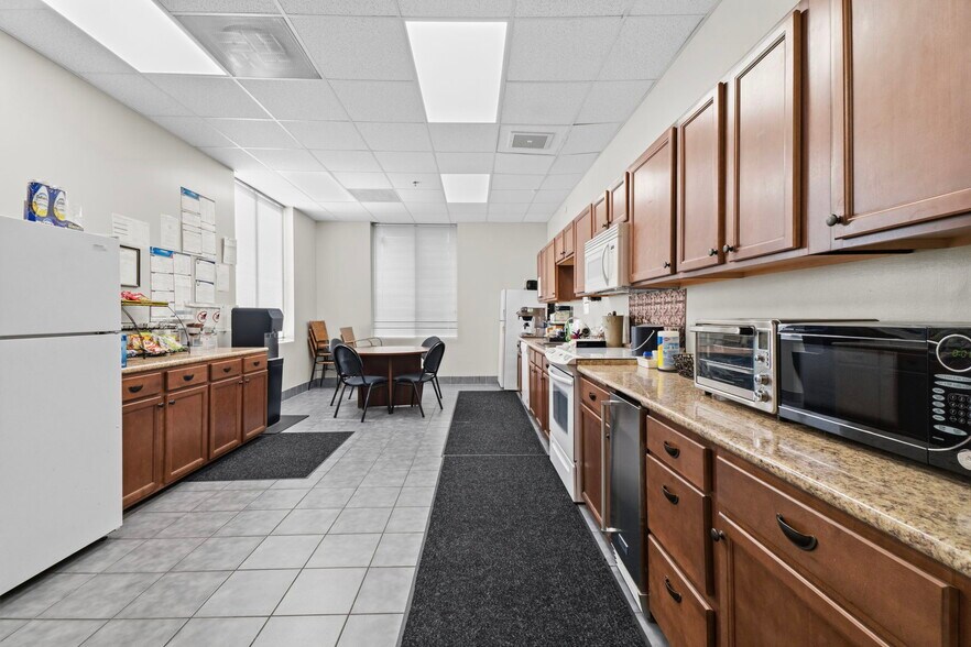 More Photos Of 911 Regional Park Dr, Houston Office For Sale