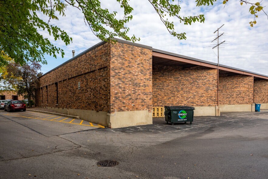 More Photos Of 702-778 W Algonquin Rd, Arlington Heights Unknown For Lease