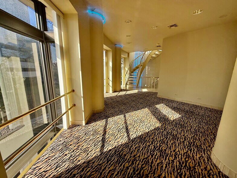 More Photos Of 1020 Navarro St, San Antonio General Retail For Lease