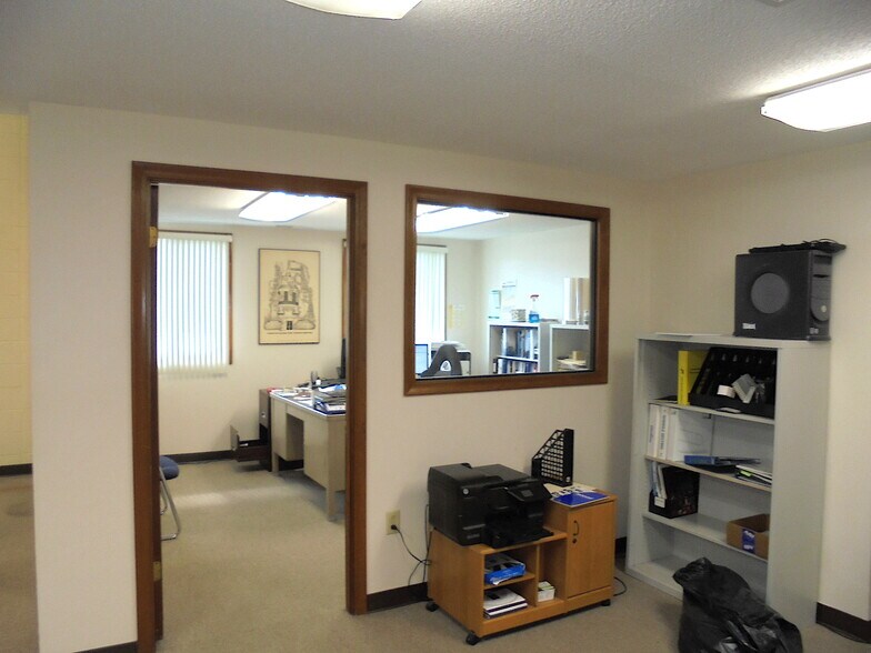 More Photos Of 256 Main St, East Windsor Research And Development For Lease
