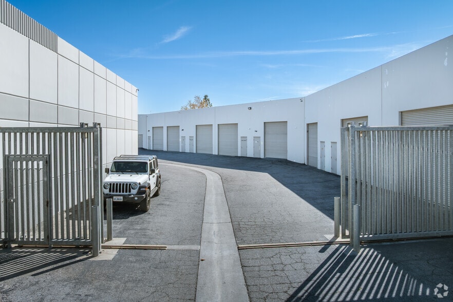 More Photos Of 2211 S Hunts Ln, San Bernardino Showroom For Lease