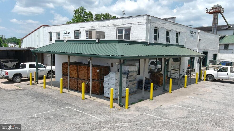 More Photos Of 210 Mill St, Salisbury Distribution For Lease