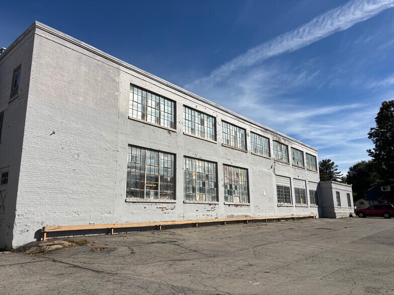 More Photos Of 11 Grandoe Ln, Gloversville Distribution For Sale
